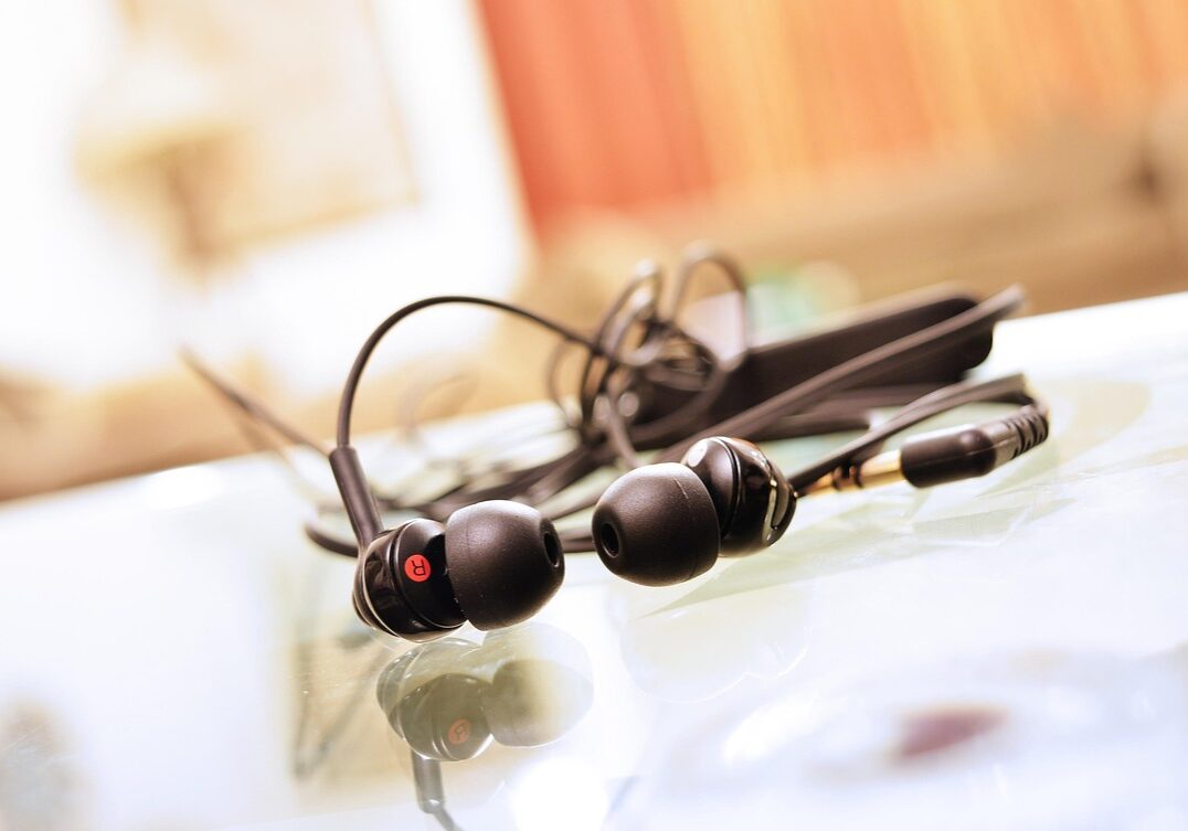 68ac74d0c2e1d_earphones-893156_1280